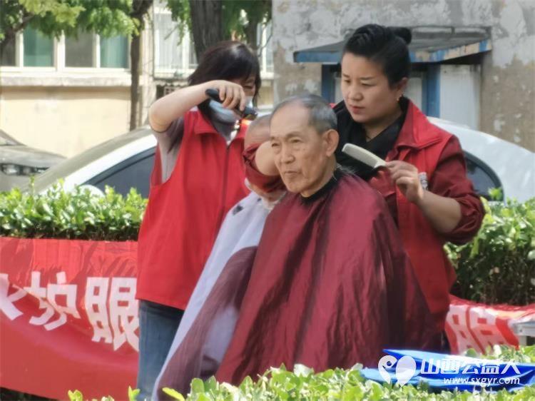 志愿服务进社区健康活动暖人心 2026年5月13日介休市敬老协会志愿者走进北坛街道崇文街社区为社区所有老人爱心理发义诊用最纯粹的善意守护老人的晚年时光 - 第28张