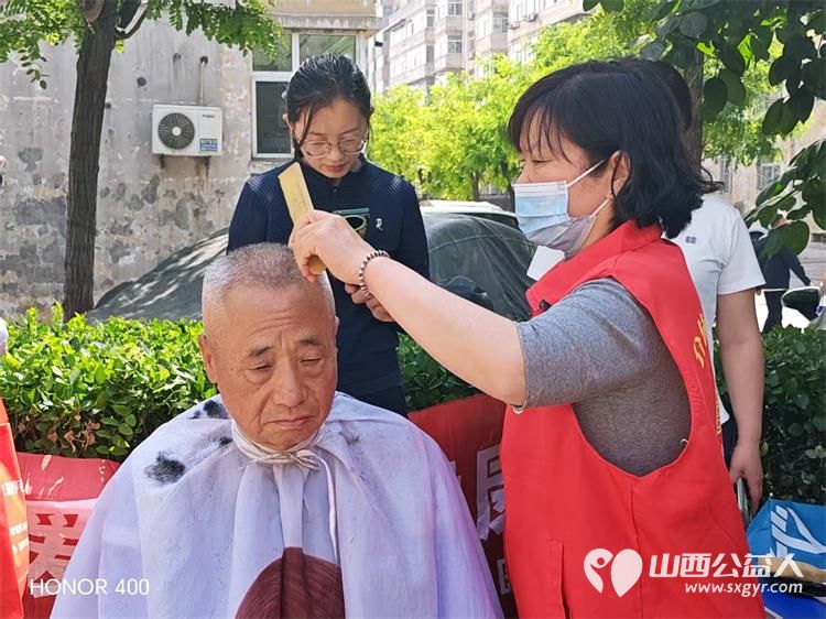志愿服务进社区健康活动暖人心 2026年5月13日介休市敬老协会志愿者走进北坛街道崇文街社区为社区所有老人爱心理发义诊用最纯粹的善意守护老人的晚年时光 - 第11张