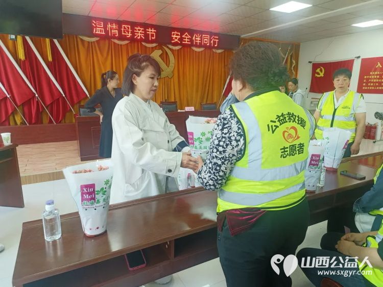 致敬志愿芳华温暖母爱时光----太谷区心连心志愿者协会联合安泰社区开展母亲节暖心活动准备了精美的节日礼品鲜花与爱心餐以满满的仪式感迎接各位志愿者妈妈的到来 - 第10张
