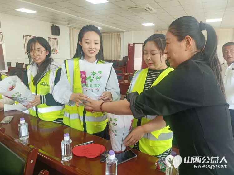 致敬志愿芳华温暖母爱时光----太谷区心连心志愿者协会联合安泰社区开展母亲节暖心活动准备了精美的节日礼品鲜花与爱心餐以满满的仪式感迎接各位志愿者妈妈的到来 - 第8张
