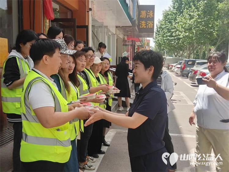 致敬志愿芳华温暖母爱时光----太谷区心连心志愿者协会联合安泰社区开展母亲节暖心活动准备了精美的节日礼品鲜花与爱心餐以满满的仪式感迎接各位志愿者妈妈的到来 - 第6张
