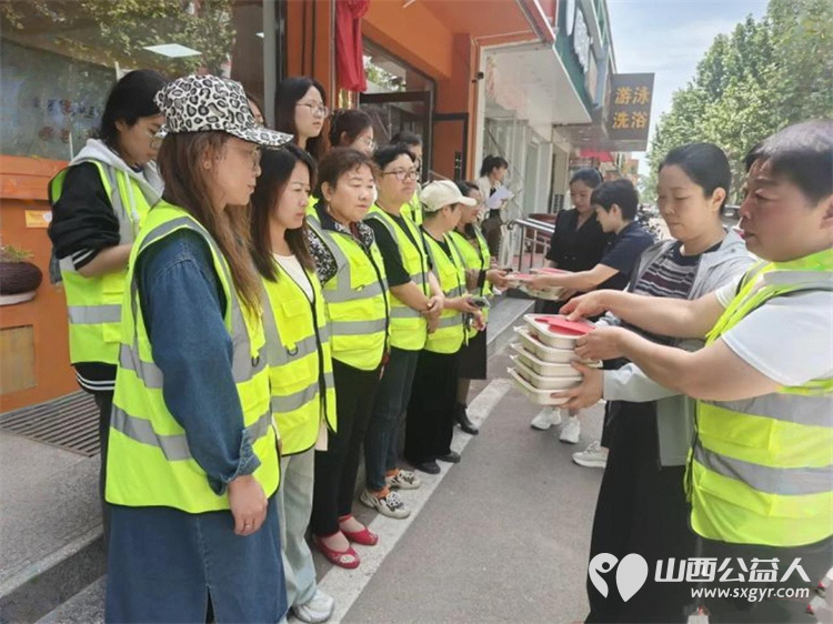 致敬志愿芳华温暖母爱时光----太谷区心连心志愿者协会联合安泰社区开展母亲节暖心活动准备了精美的节日礼品鲜花与爱心餐以满满的仪式感迎接各位志愿者妈妈的到来 - 第5张