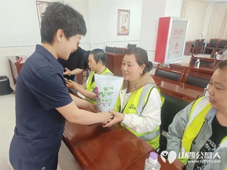 致敬志愿芳华温暖母爱时光----太谷区心连心志愿者协会联合安泰社区开展母亲节暖心活动准备了精美的节日礼品鲜花与爱心餐以满满的仪式感迎接各位志愿者妈妈的到来 - 第7张