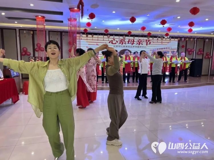 情暖母亲节寿宴伴芳华|太原市比家美社区养老服务中心母亲节联欢会暨长者集体生日会温情落幕让长辈们在热闹欢聚中感受温暖与关怀 - 第8张 - 山西公益人 情暖母亲节寿宴伴芳华|太原市比家美社区养老服务中心母亲节联欢会暨长者集体生日会温情落幕让长辈们在热闹欢聚中感受温暖与关怀 - 第8张