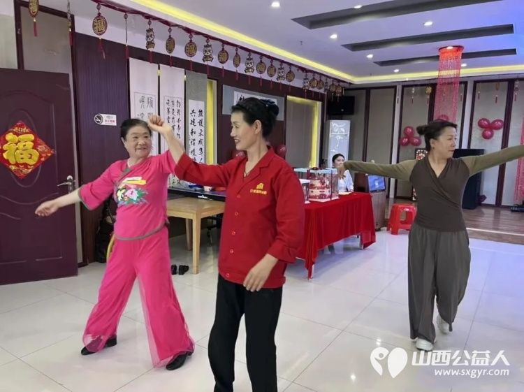 情暖母亲节寿宴伴芳华|太原市比家美社区养老服务中心母亲节联欢会暨长者集体生日会温情落幕让长辈们在热闹欢聚中感受温暖与关怀 - 第9张 - 山西公益人 情暖母亲节寿宴伴芳华|太原市比家美社区养老服务中心母亲节联欢会暨长者集体生日会温情落幕让长辈们在热闹欢聚中感受温暖与关怀 - 第9张