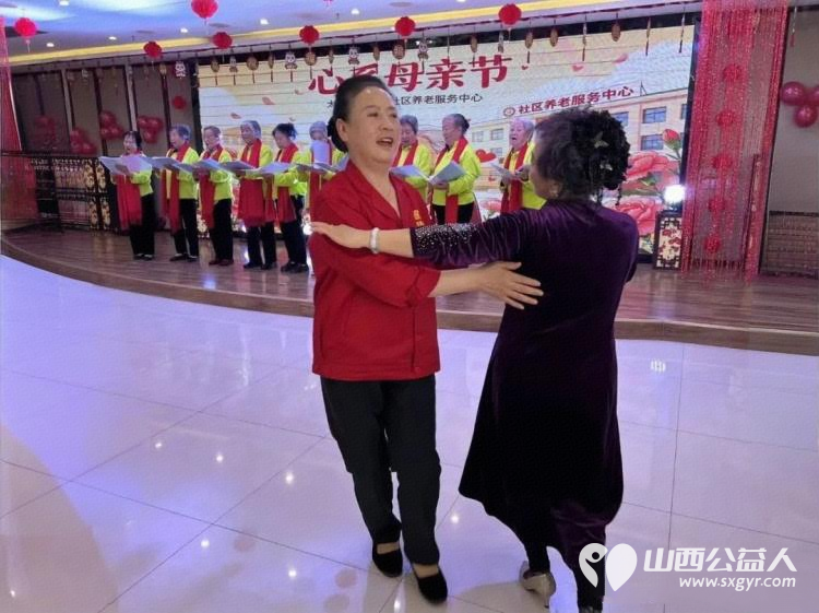 情暖母亲节寿宴伴芳华|太原市比家美社区养老服务中心母亲节联欢会暨长者集体生日会温情落幕让长辈们在热闹欢聚中感受温暖与关怀 - 第15张 - 山西公益人 情暖母亲节寿宴伴芳华|太原市比家美社区养老服务中心母亲节联欢会暨长者集体生日会温情落幕让长辈们在热闹欢聚中感受温暖与关怀 - 第15张