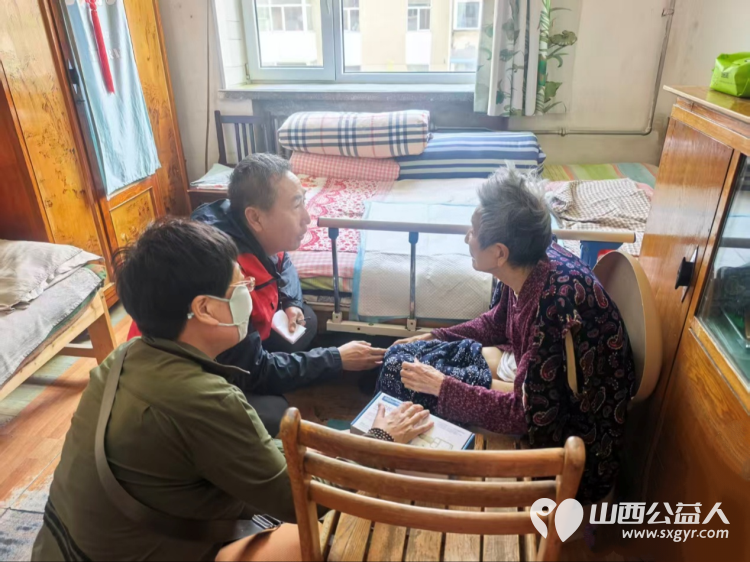 感恩母爱传温情敬老帮扶暖独居 太原市杏花岭区杏花红志愿服务中心联合爱心人士杨文书深入社区独居老人家中开展母亲节慰问活动为独居老母亲们送上温馨的节日祝福 - 第11张 - 山西公益人 感恩母爱传温情敬老帮扶暖独居 太原市杏花岭区杏花红志愿服务中心联合爱心人士杨文书深入社区独居老人家中开展母亲节慰问活动为独居老母亲们送上温馨的节日祝福 - 第11张