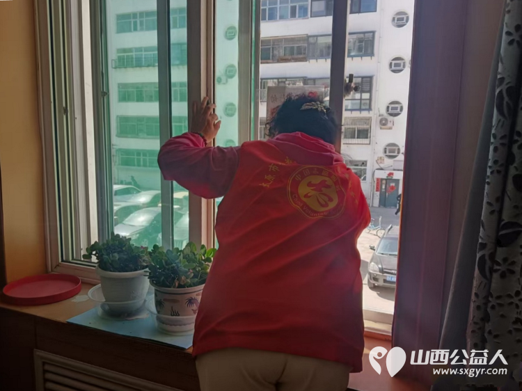 感恩母爱传温情敬老帮扶暖独居 太原市杏花岭区杏花红志愿服务中心联合爱心人士杨文书深入社区独居老人家中开展母亲节慰问活动为独居老母亲们送上温馨的节日祝福 - 第7张 - 山西公益人 感恩母爱传温情敬老帮扶暖独居 太原市杏花岭区杏花红志愿服务中心联合爱心人士杨文书深入社区独居老人家中开展母亲节慰问活动为独居老母亲们送上温馨的节日祝福 - 第7张