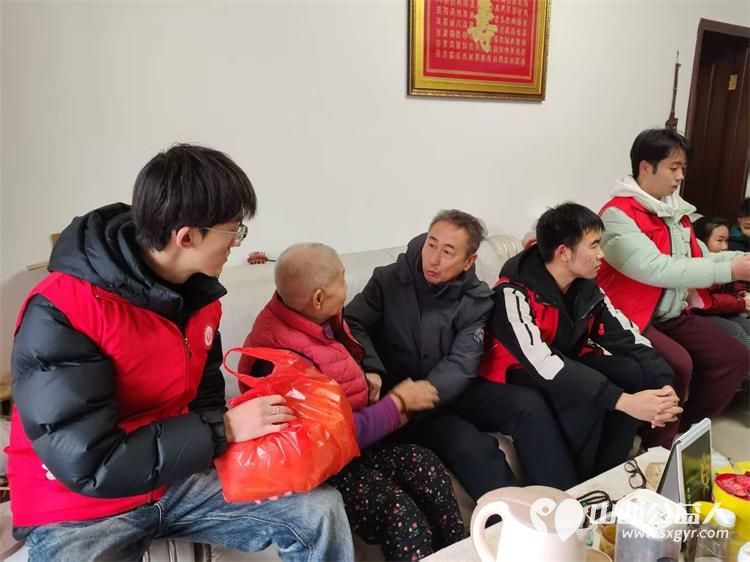感恩母爱传温情敬老帮扶暖独居 太原市杏花岭区杏花红志愿服务中心联合爱心人士杨文书深入社区独居老人家中开展母亲节慰问活动为独居老母亲们送上温馨的节日祝福 - 第3张 - 山西公益人 感恩母爱传温情敬老帮扶暖独居 太原市杏花岭区杏花红志愿服务中心联合爱心人士杨文书深入社区独居老人家中开展母亲节慰问活动为独居老母亲们送上温馨的节日祝福 - 第3张