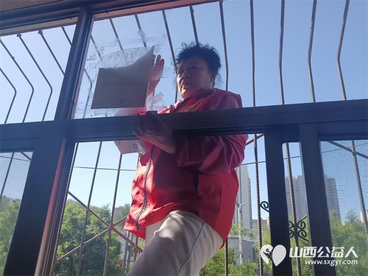 感恩母爱传温情敬老帮扶暖独居 太原市杏花岭区杏花红志愿服务中心联合爱心人士杨文书深入社区独居老人家中开展母亲节慰问活动为独居老母亲们送上温馨的节日祝福 - 第8张 - 山西公益人 感恩母爱传温情敬老帮扶暖独居 太原市杏花岭区杏花红志愿服务中心联合爱心人士杨文书深入社区独居老人家中开展母亲节慰问活动为独居老母亲们送上温馨的节日祝福 - 第8张