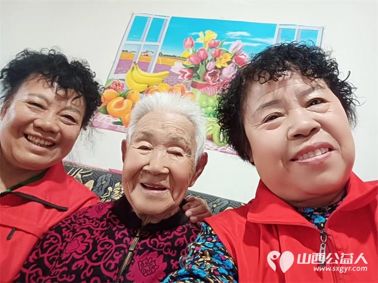 感恩母爱传温情敬老帮扶暖独居 太原市杏花岭区杏花红志愿服务中心联合爱心人士杨文书深入社区独居老人家中开展母亲节慰问活动为独居老母亲们送上温馨的节日祝福 - 第5张 - 山西公益人 感恩母爱传温情敬老帮扶暖独居 太原市杏花岭区杏花红志愿服务中心联合爱心人士杨文书深入社区独居老人家中开展母亲节慰问活动为独居老母亲们送上温馨的节日祝福 - 第5张