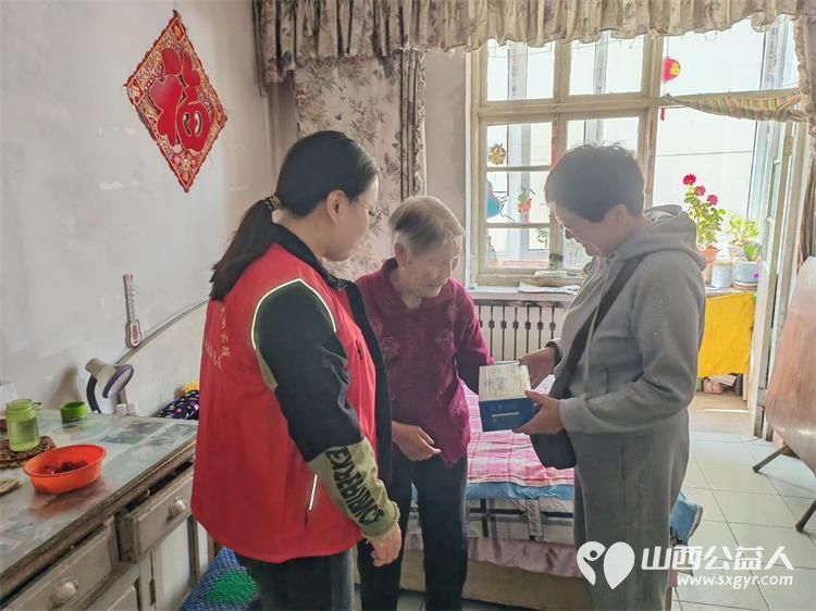 感恩母爱传温情敬老帮扶暖独居 太原市杏花岭区杏花红志愿服务中心联合爱心人士杨文书深入社区独居老人家中开展母亲节慰问活动为独居老母亲们送上温馨的节日祝福 - 第12张 - 山西公益人 感恩母爱传温情敬老帮扶暖独居 太原市杏花岭区杏花红志愿服务中心联合爱心人士杨文书深入社区独居老人家中开展母亲节慰问活动为独居老母亲们送上温馨的节日祝福 - 第12张