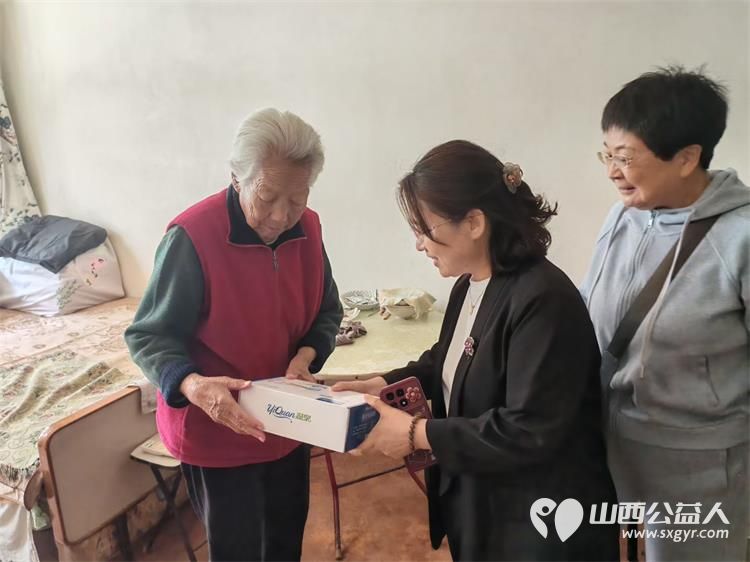 感恩母爱传温情敬老帮扶暖独居 太原市杏花岭区杏花红志愿服务中心联合爱心人士杨文书深入社区独居老人家中开展母亲节慰问活动为独居老母亲们送上温馨的节日祝福 - 第20张 - 山西公益人 感恩母爱传温情敬老帮扶暖独居 太原市杏花岭区杏花红志愿服务中心联合爱心人士杨文书深入社区独居老人家中开展母亲节慰问活动为独居老母亲们送上温馨的节日祝福 - 第20张