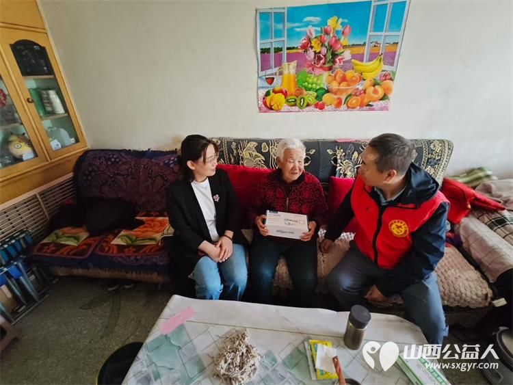 感恩母爱传温情敬老帮扶暖独居 太原市杏花岭区杏花红志愿服务中心联合爱心人士杨文书深入社区独居老人家中开展母亲节慰问活动为独居老母亲们送上温馨的节日祝福 - 第4张 - 山西公益人 感恩母爱传温情敬老帮扶暖独居 太原市杏花岭区杏花红志愿服务中心联合爱心人士杨文书深入社区独居老人家中开展母亲节慰问活动为独居老母亲们送上温馨的节日祝福 - 第4张