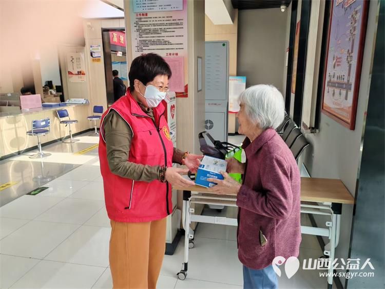 感恩母爱传温情敬老帮扶暖独居 太原市杏花岭区杏花红志愿服务中心联合爱心人士杨文书深入社区独居老人家中开展母亲节慰问活动为独居老母亲们送上温馨的节日祝福 - 第15张 - 山西公益人 感恩母爱传温情敬老帮扶暖独居 太原市杏花岭区杏花红志愿服务中心联合爱心人士杨文书深入社区独居老人家中开展母亲节慰问活动为独居老母亲们送上温馨的节日祝福 - 第15张