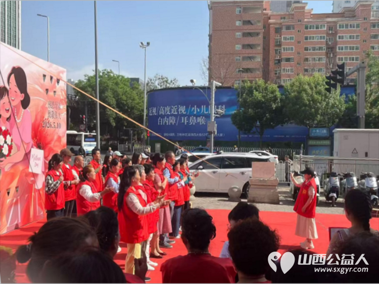 感恩母爱传温情敬老帮扶暖独居 太原市杏花岭区杏花红志愿服务中心联合爱心人士杨文书深入社区独居老人家中开展母亲节慰问活动为独居老母亲们送上温馨的节日祝福 - 第2张 - 山西公益人 感恩母爱传温情敬老帮扶暖独居 太原市杏花岭区杏花红志愿服务中心联合爱心人士杨文书深入社区独居老人家中开展母亲节慰问活动为独居老母亲们送上温馨的节日祝福 - 第2张