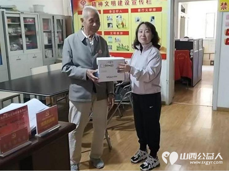 感恩母爱传温情敬老帮扶暖独居 太原市杏花岭区杏花红志愿服务中心联合爱心人士杨文书深入社区独居老人家中开展母亲节慰问活动为独居老母亲们送上温馨的节日祝福 - 第9张 - 山西公益人 感恩母爱传温情敬老帮扶暖独居 太原市杏花岭区杏花红志愿服务中心联合爱心人士杨文书深入社区独居老人家中开展母亲节慰问活动为独居老母亲们送上温馨的节日祝福 - 第9张