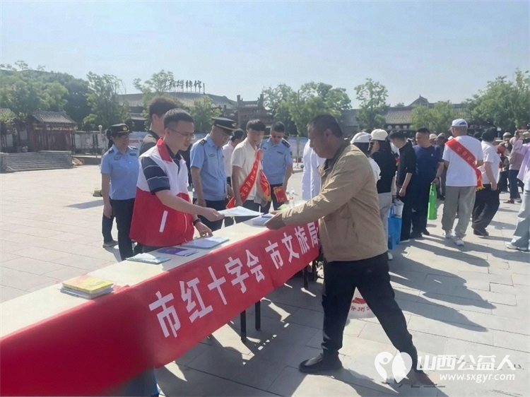 忻州市红十字会参加忻州市防灾减灾救灾联席会议办公室组织的5·12全国防灾减灾日宣传活动向过往群众普及安全防护地震避险应急救护等实用知识 - 第2张
