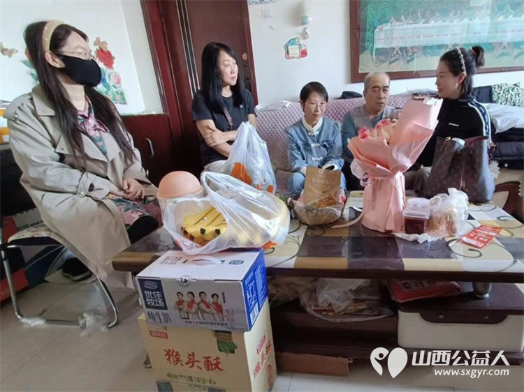 太原市烛光志愿服务中心组织常年陪伴志愿者携手爱心人士李旭英开展入户慰问特殊家庭老人活动为长期结对帮扶的老年群体送去贴心关怀与温暖问候 - 第4张