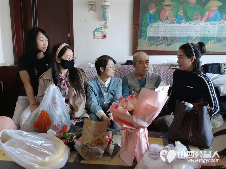 太原市烛光志愿服务中心组织常年陪伴志愿者携手爱心人士李旭英开展入户慰问特殊家庭老人活动为长期结对帮扶的老年群体送去贴心关怀与温暖问候 - 第1张
