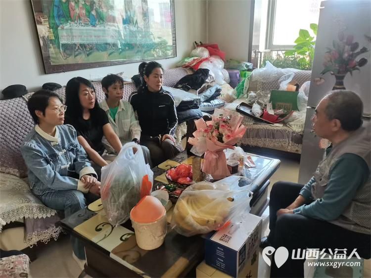 太原市烛光志愿服务中心组织常年陪伴志愿者携手爱心人士李旭英开展入户慰问特殊家庭老人活动为长期结对帮扶的老年群体送去贴心关怀与温暖问候 - 第3张