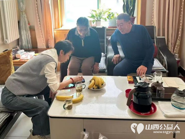 太原市烛光志愿服务中心组织常年陪伴志愿者携手爱心人士李旭英开展入户慰问特殊家庭老人活动为长期结对帮扶的老年群体送去贴心关怀与温暖问候 - 第7张