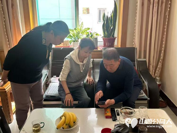 太原市烛光志愿服务中心组织常年陪伴志愿者携手爱心人士李旭英开展入户慰问特殊家庭老人活动为长期结对帮扶的老年群体送去贴心关怀与温暖问候 - 第6张