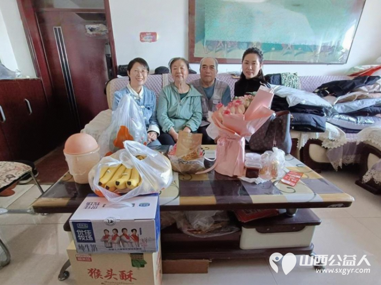 太原市烛光志愿服务中心组织常年陪伴志愿者携手爱心人士李旭英开展入户慰问特殊家庭老人活动为长期结对帮扶的老年群体送去贴心关怀与温暖问候 - 第2张