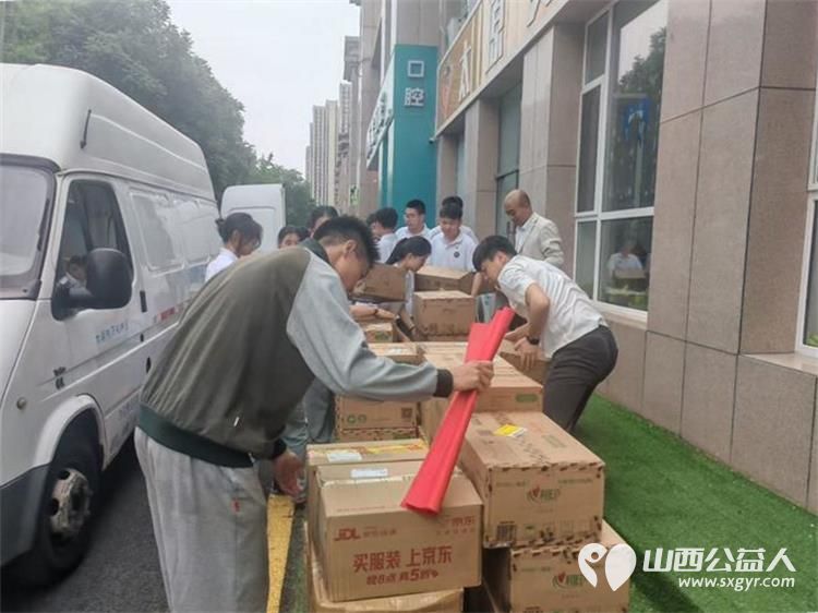 太原市通宝育杰学校高中部师生走进太原市灵星社区服务中心为孤独症孩子们捐赠卫生纸牙膏牙刷等生活物资 - 第4张 - 山西公益人 太原市通宝育杰学校高中部师生走进太原市灵星社区服务中心为孤独症孩子们捐赠卫生纸牙膏牙刷等生活物资 - 第4张
