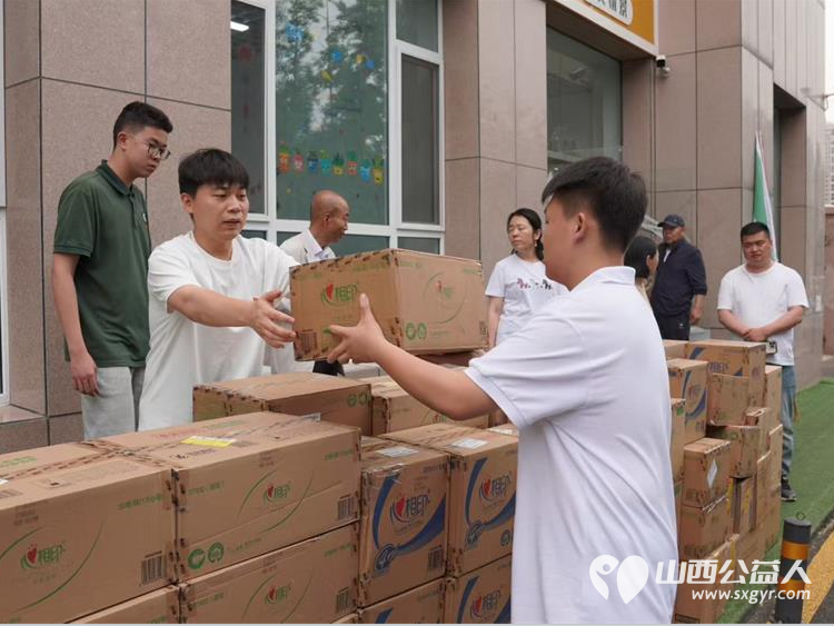 太原市通宝育杰学校高中部师生走进太原市灵星社区服务中心为孤独症孩子们捐赠卫生纸牙膏牙刷等生活物资 - 第5张 - 山西公益人 太原市通宝育杰学校高中部师生走进太原市灵星社区服务中心为孤独症孩子们捐赠卫生纸牙膏牙刷等生活物资 - 第5张