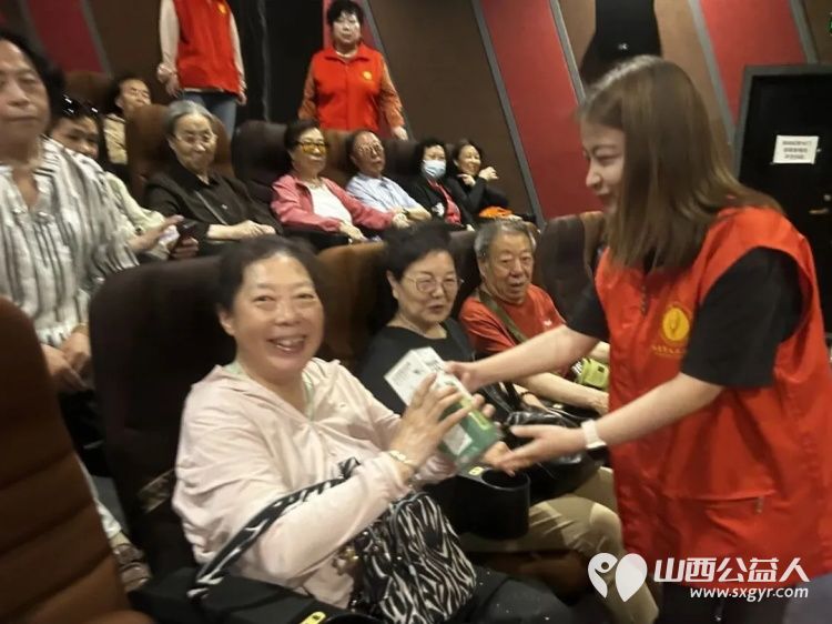阳泉市义工联合会携阳泉九达国际影城联合邀请95位老人免费观看了热播电影《10间敢死队》让温暖陪伴点亮老人们的幸福时光 - 第9张 - 山西公益人 阳泉市义工联合会携阳泉九达国际影城联合邀请95位老人免费观看了热播电影《10间敢死队》让温暖陪伴点亮老人们的幸福时光 - 第9张