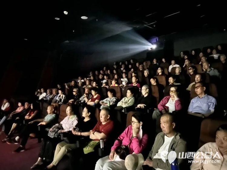 阳泉市义工联合会携阳泉九达国际影城联合邀请95位老人免费观看了热播电影《10间敢死队》让温暖陪伴点亮老人们的幸福时光 - 第11张 - 山西公益人 阳泉市义工联合会携阳泉九达国际影城联合邀请95位老人免费观看了热播电影《10间敢死队》让温暖陪伴点亮老人们的幸福时光 - 第11张