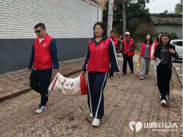 五月传温情公益暖桑榆 长治圆梦公益协会的志愿者们带着满满的关怀与物资走进长治县白家沟村为困难老人残疾家庭送去温暖与慰藉用实际行动传递公益力量 - 第11张 - 山西公益人 五月传温情公益暖桑榆 长治圆梦公益协会的志愿者们带着满满的关怀与物资走进长治县白家沟村为困难老人残疾家庭送去温暖与慰藉用实际行动传递公益力量 - 第11张
