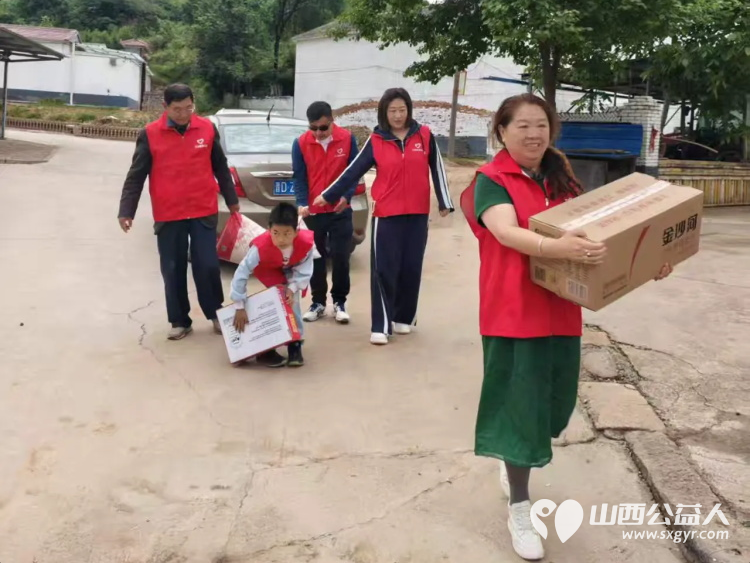 五月传温情公益暖桑榆 长治圆梦公益协会的志愿者们带着满满的关怀与物资走进长治县白家沟村为困难老人残疾家庭送去温暖与慰藉用实际行动传递公益力量 - 第6张 - 山西公益人 五月传温情公益暖桑榆 长治圆梦公益协会的志愿者们带着满满的关怀与物资走进长治县白家沟村为困难老人残疾家庭送去温暖与慰藉用实际行动传递公益力量 - 第6张