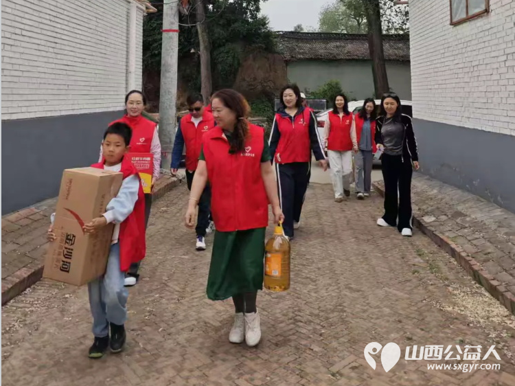 五月传温情公益暖桑榆 长治圆梦公益协会的志愿者们带着满满的关怀与物资走进长治县白家沟村为困难老人残疾家庭送去温暖与慰藉用实际行动传递公益力量 - 第7张 - 山西公益人 五月传温情公益暖桑榆 长治圆梦公益协会的志愿者们带着满满的关怀与物资走进长治县白家沟村为困难老人残疾家庭送去温暖与慰藉用实际行动传递公益力量 - 第7张