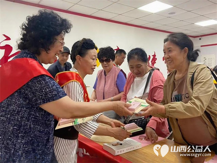 太原学花志愿服务中心在杏花岭区胜利桥东社区开展“食安伴我行全心全意为人民”主题党日活动宣传食品安全知识共同维护食品安全秩序 - 第6张