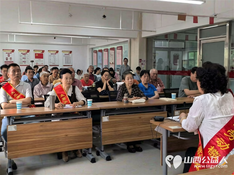 太原学花志愿服务中心在杏花岭区太矿西苑社区举行“食安伴我行健康你我他”活动宣讲走进西苑便民综合市场发放食品安全宣传资料 - 第6张