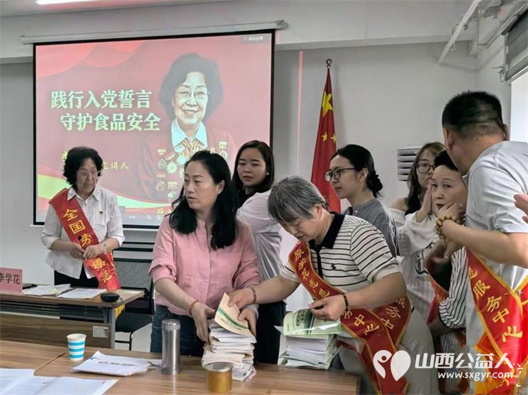 太原学花志愿服务中心在杏花岭区太矿西苑社区举行“食安伴我行健康你我他”活动宣讲走进西苑便民综合市场发放食品安全宣传资料 - 第9张
