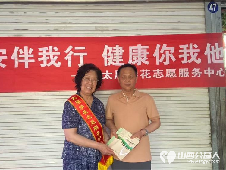 太原学花志愿服务中心在杏花岭区太矿西苑社区举行“食安伴我行健康你我他”活动宣讲走进西苑便民综合市场发放食品安全宣传资料 - 第4张