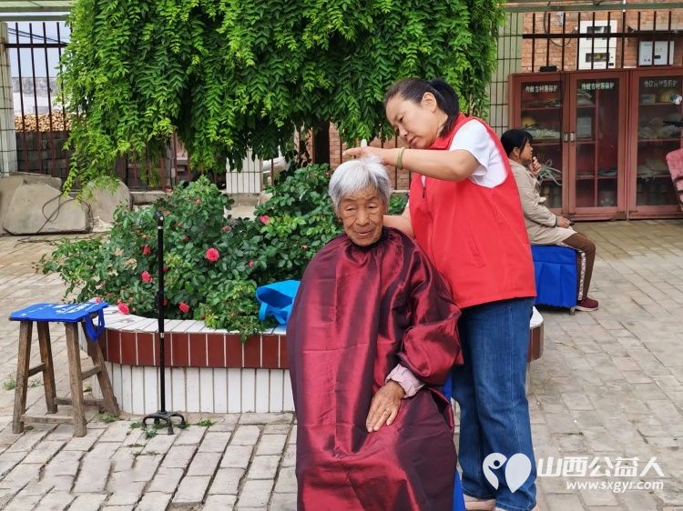 介休市敬老协会孝善行之敬老爱老助老活动2026年5月16日走进绵山镇兴地村在村党群服务中心为老人爱心理发体检将孝善行服务惠及我市老年人 - 第22张 - 山西公益人 介休市敬老协会孝善行之敬老爱老助老活动2026年5月16日走进绵山镇兴地村在村党群服务中心为老人爱心理发体检将孝善行服务惠及我市老年人 - 第22张