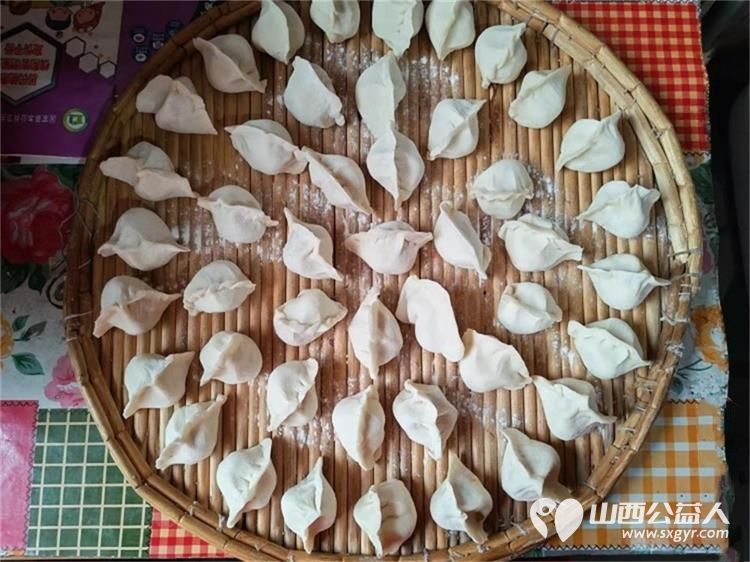 介休市敬老协会志愿者走进绵山镇兴地村入户80岁特困王金泉老人家里为老人打扫室内外卫生理发做饭包饺子 - 第9张 - 山西公益人 介休市敬老协会志愿者走进绵山镇兴地村入户80岁特困王金泉老人家里为老人打扫室内外卫生理发做饭包饺子 - 第9张
