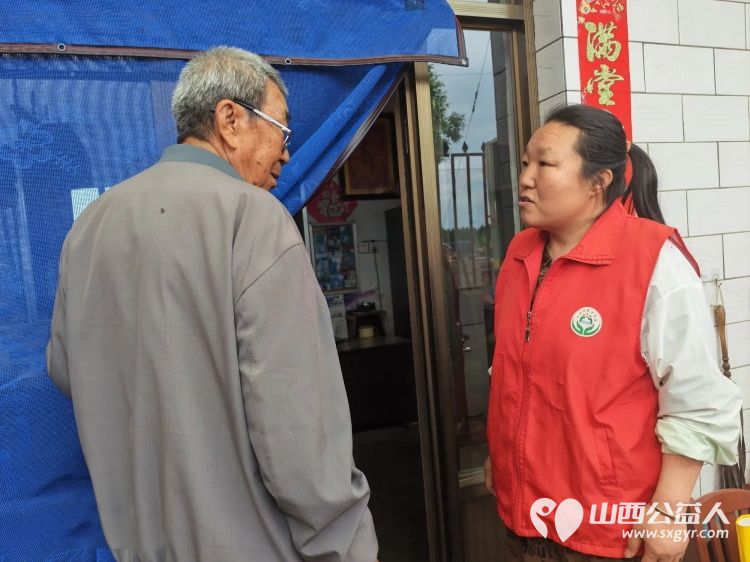 介休市敬老协会志愿者走进绵山镇兴地村入户80岁特困王金泉老人家里为老人打扫室内外卫生理发做饭包饺子 - 第10张 - 山西公益人 介休市敬老协会志愿者走进绵山镇兴地村入户80岁特困王金泉老人家里为老人打扫室内外卫生理发做饭包饺子 - 第10张