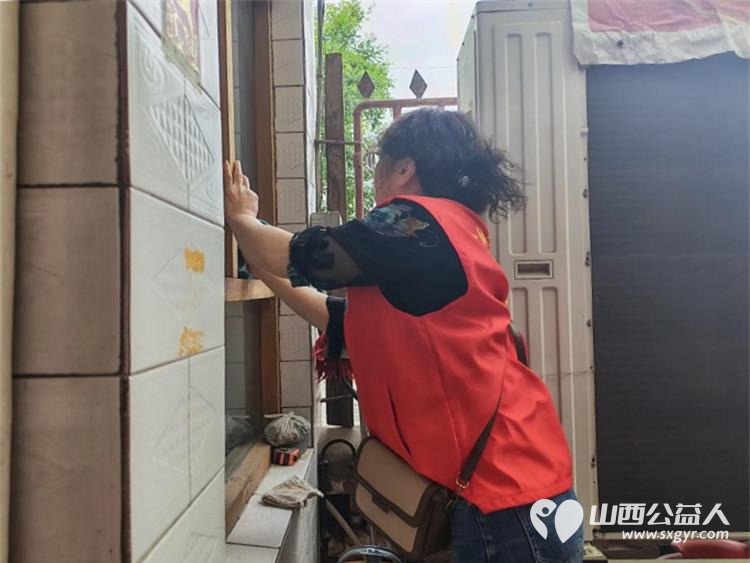 介休市敬老协会志愿者走进绵山镇兴地村入户80岁特困王金泉老人家里为老人打扫室内外卫生理发做饭包饺子 - 第5张 - 山西公益人 介休市敬老协会志愿者走进绵山镇兴地村入户80岁特困王金泉老人家里为老人打扫室内外卫生理发做饭包饺子 - 第5张