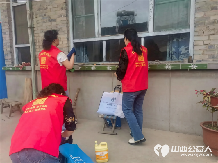 介休市敬老协会志愿者走进绵山镇入户小靳村特困焦立忠老人家中为老人打扫室内外卫生理发做饭包饺子 - 第3张 - 山西公益人 介休市敬老协会志愿者走进绵山镇入户小靳村特困焦立忠老人家中为老人打扫室内外卫生理发做饭包饺子 - 第3张