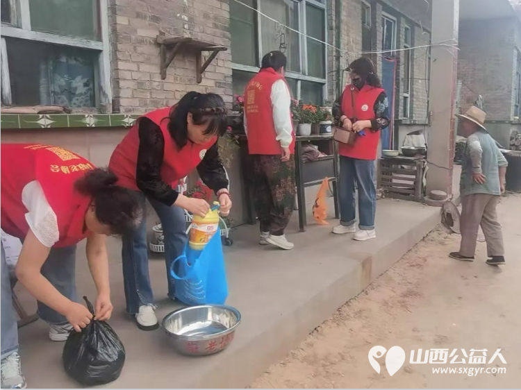 介休市敬老协会志愿者走进绵山镇入户小靳村特困焦立忠老人家中为老人打扫室内外卫生理发做饭包饺子 - 第8张 - 山西公益人 介休市敬老协会志愿者走进绵山镇入户小靳村特困焦立忠老人家中为老人打扫室内外卫生理发做饭包饺子 - 第8张