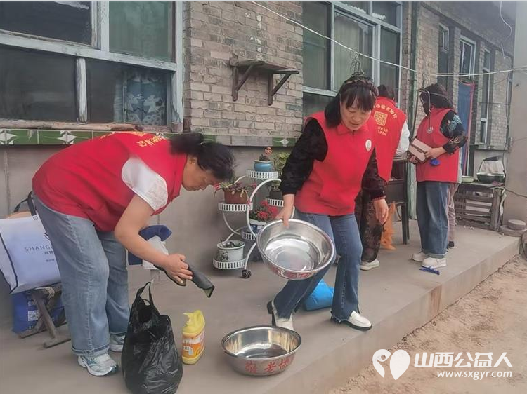 介休市敬老协会志愿者走进绵山镇入户小靳村特困焦立忠老人家中为老人打扫室内外卫生理发做饭包饺子 - 第9张 - 山西公益人 介休市敬老协会志愿者走进绵山镇入户小靳村特困焦立忠老人家中为老人打扫室内外卫生理发做饭包饺子 - 第9张