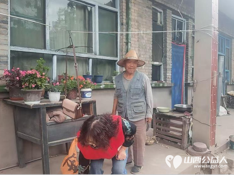 介休市敬老协会志愿者走进绵山镇入户小靳村特困焦立忠老人家中为老人打扫室内外卫生理发做饭包饺子 - 第2张 - 山西公益人 介休市敬老协会志愿者走进绵山镇入户小靳村特困焦立忠老人家中为老人打扫室内外卫生理发做饭包饺子 - 第2张