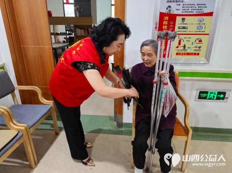 关爱老人让爱的鲜花继续传递 阳泉市义工联合会组织义工在恒爱仁和为老服务院开展为老人理发洗头洗脚剪指甲陪他们聊天听老人讲过去的故事等系列服务 - 第4张 - 山西公益人 关爱老人让爱的鲜花继续传递 阳泉市义工联合会组织义工在恒爱仁和为老服务院开展为老人理发洗头洗脚剪指甲陪他们聊天听老人讲过去的故事等系列服务 - 第4张