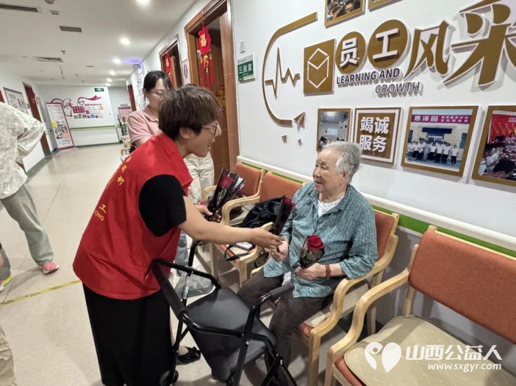 关爱老人让爱的鲜花继续传递 阳泉市义工联合会组织义工在恒爱仁和为老服务院开展为老人理发洗头洗脚剪指甲陪他们聊天听老人讲过去的故事等系列服务 - 第2张 - 山西公益人 关爱老人让爱的鲜花继续传递 阳泉市义工联合会组织义工在恒爱仁和为老服务院开展为老人理发洗头洗脚剪指甲陪他们聊天听老人讲过去的故事等系列服务 - 第2张