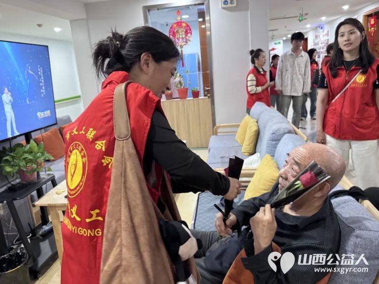 关爱老人让爱的鲜花继续传递 阳泉市义工联合会组织义工在恒爱仁和为老服务院开展为老人理发洗头洗脚剪指甲陪他们聊天听老人讲过去的故事等系列服务 - 第3张 - 山西公益人 关爱老人让爱的鲜花继续传递 阳泉市义工联合会组织义工在恒爱仁和为老服务院开展为老人理发洗头洗脚剪指甲陪他们聊天听老人讲过去的故事等系列服务 - 第3张